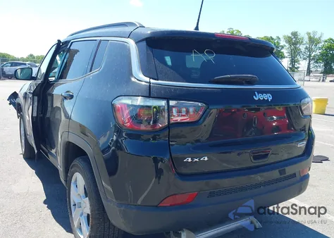 2022 Jeep Compass Latitude 4X4 z USA, uszkodzony, nr VIN 3C4NJDBB4NT151989